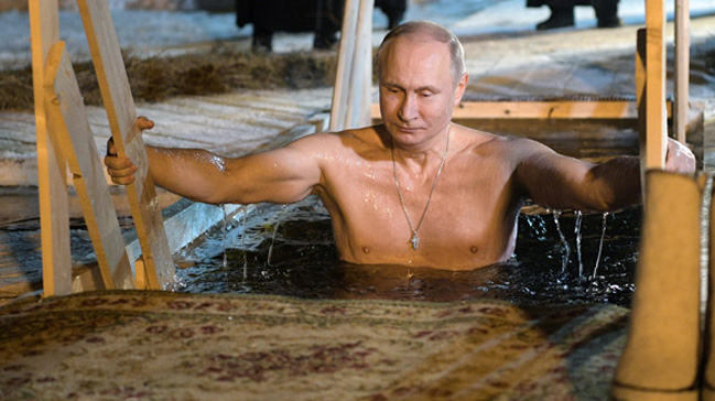 <p>Hz. İsa'nın vaftiz edilişinin yıl dönümü vesilesiyle ayinlere katılan Rusya Devlet Başkanı Vladimir Putin, Tverskaya bölgesindeki Nil Manastırı'nın üzerinde bulunduğu Seliger gölüne giderek Hazreti İsa’nın vaftizine atfen, buzlu suya girdi.</p>

<p> </p>
