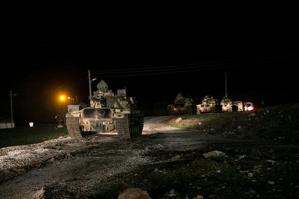 <p>"Saldırılar Türkiye'nin bir hafta boyunca Türkiye'nin sürekli olarak dile getirdiği, 'YPG'yi Afrin'den ve çevreleyen alandan temizleyeceğiz' açıklamalarının ardından geldi.</p>
