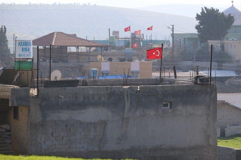 <p>Bu arada, sınırda ikamet eden bazı vatandaşlar evlerini Türk bayraklarıyla donattı.</p>

<p> </p>
