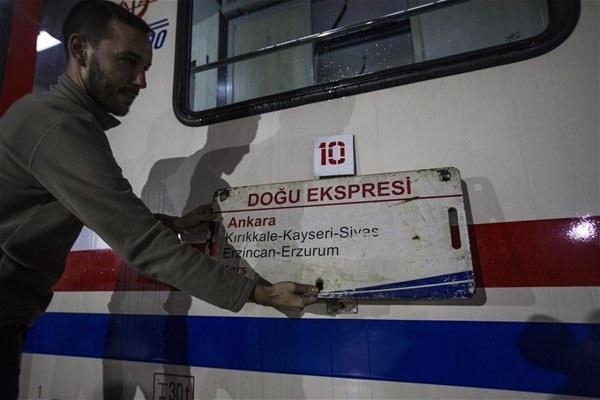 <p>Kars'ta hayvancılık yapan Teğmen Aydın, eşi ve dört çocuğuyla  Ankara'daki akrabalarını ziyaret için yola çıktıklarını kaydetti. İlk defa  ailecek tren yolcuğu yaptığını ifade eden Aydın, "Aslında otobüsle gidecektik.  Tren yolculuğunu merak ettik. Bu kadar konforlu olacağını tahmin etmedik." dedi</p>
