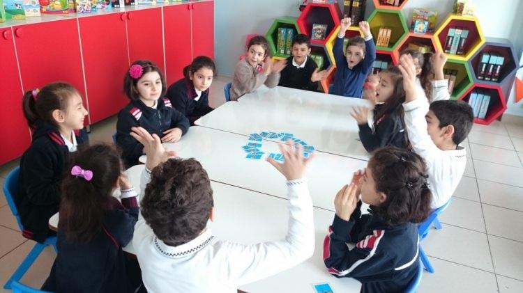 <p><strong>BOM OYUNU (7 YAŞ VE ÜZERİ)</strong></p>

<p>En az 5 kişiyle oynanan en eğlenceli grup oyunlarındandır. Bu oyun sayesinde çocuklarda dikkat ve işlem yapma becerileri gelişir.</p>
