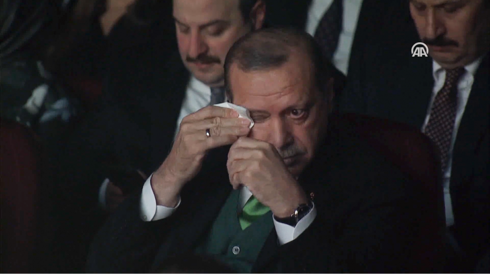 <p>Cumhurbaşkanı Erdoğan dizinin tanıtımını izlerken gözyaşlarını tutamadı.</p>
<p> </p>
