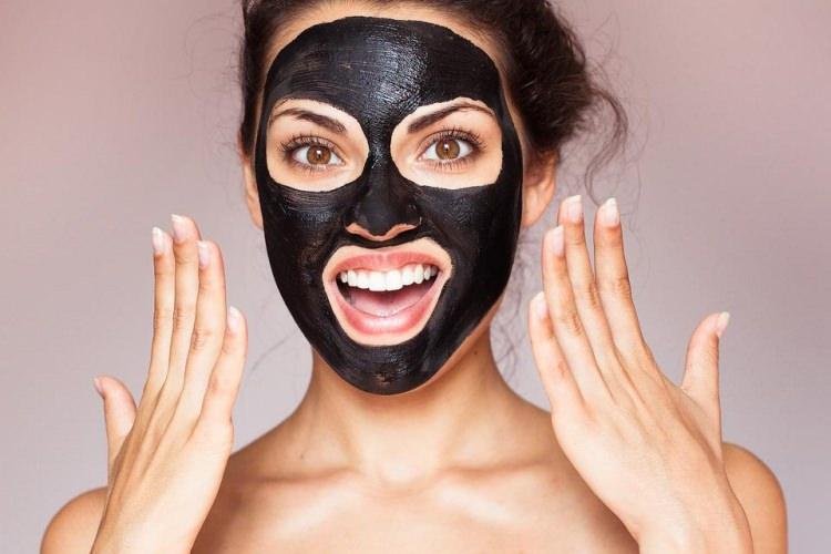 <p>Son yıllarda popülerliği artan ve kozmetik dünyasını yeni bir döneme taşıyan siyah maske, tüm kadınların hatta bakımına düşkün olan erkeklerin bile dikkatini çekti. Güzellik uzmanlarının önerdiği siyah maske hakkında tüm bilinmeyenleri sizlerle paylaşıyoruz. Siyah maske ne işe yarar, Siyah maskenin yüze ve cilde faydaları nelerdir, Siyah maske nasıl uygulanır, Siyah maskenin zararları var mıdır? Merak ediyorsanız mutlaka haberimizin detaylarına göz atabilirsiniz.</p>
