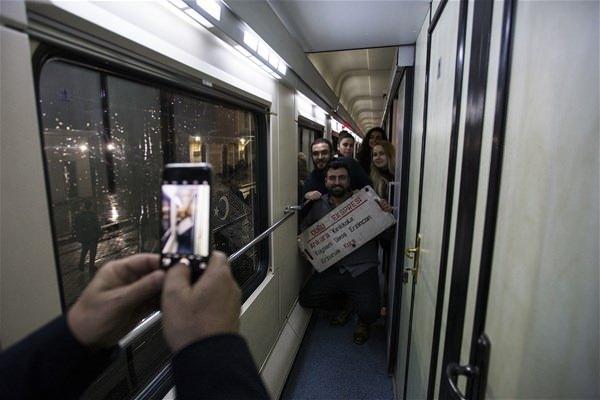 <p>İzmir'de sanat tarihi okuyan 23 yaşındaki Elifnaz Bilgin, arkadaşlarıyla farklı bir yolculuk deneyimi yaşamak istediklerini, bunun için araştırma yaparken Doğu Ekspresi'ni gördüklerini söyledi. Bilet bulmakta zorlandıklarını dile getiren Bilgin, manzara eşliğindeki bu seyahatten çok keyif aldıklarını belirtti. </p>
