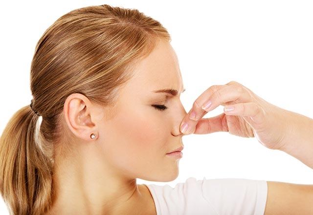 <p>1- Valsalva manevrası</p>

<p>Valsava manevrası, tıkalı olan kulakları açması açısından en etkili yöntemlerden biridir.</p>

<p>- Ağzınız kapalı bir şekilde derin bir nefes alın. Parmaklarınızla burnunuzu sıkın ve başınızı hafif geriye atın. Kulaklarınızı eşitlemek için burnunuza hafifçe üfleyin.</p>

