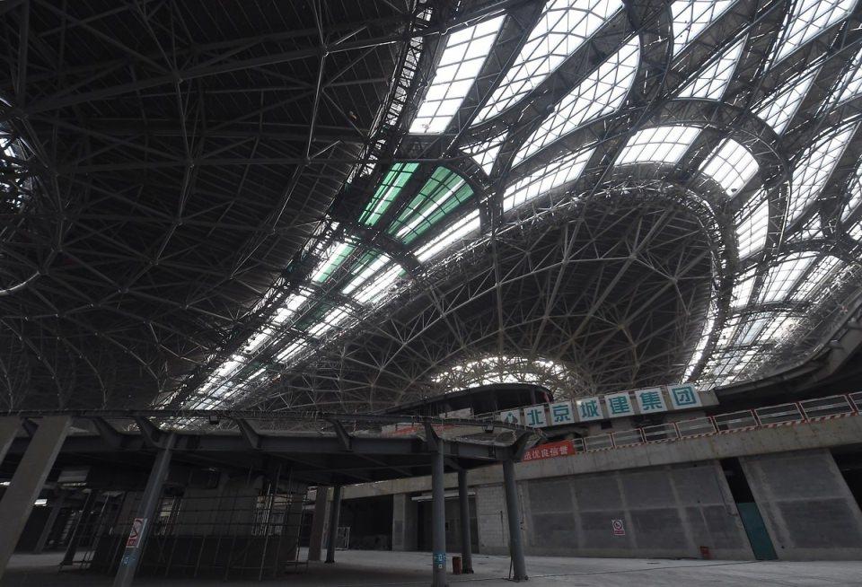 <p>İstanbul'da yapımı devam eden ve ilk etabı 2018'de bitecek yeni havalimanının tam kapasiteye geçeceği 2023 yılına kadar bu ünvanı elinde bulunduracak olan Daxing Havalimanı'nın silüeti ortaya çıktı. </p>
