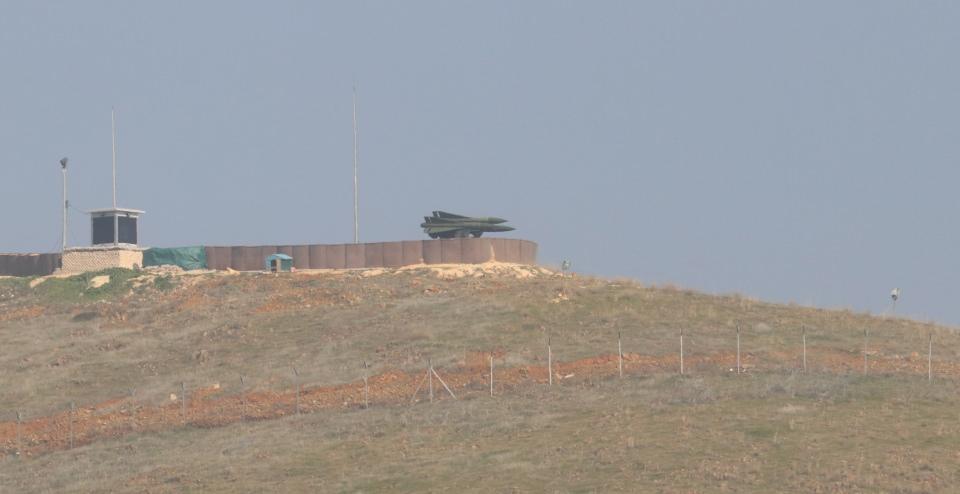 <p>Afrin operasyonu öncesinde Türk Silahlı Kuvvetlerinin sınırın sıfır noktasında bulunan 40 kilometre menzilli Hawk füze bataryaları, Afrin'in ilçelerine kilitlenmiş durumda. </p>
