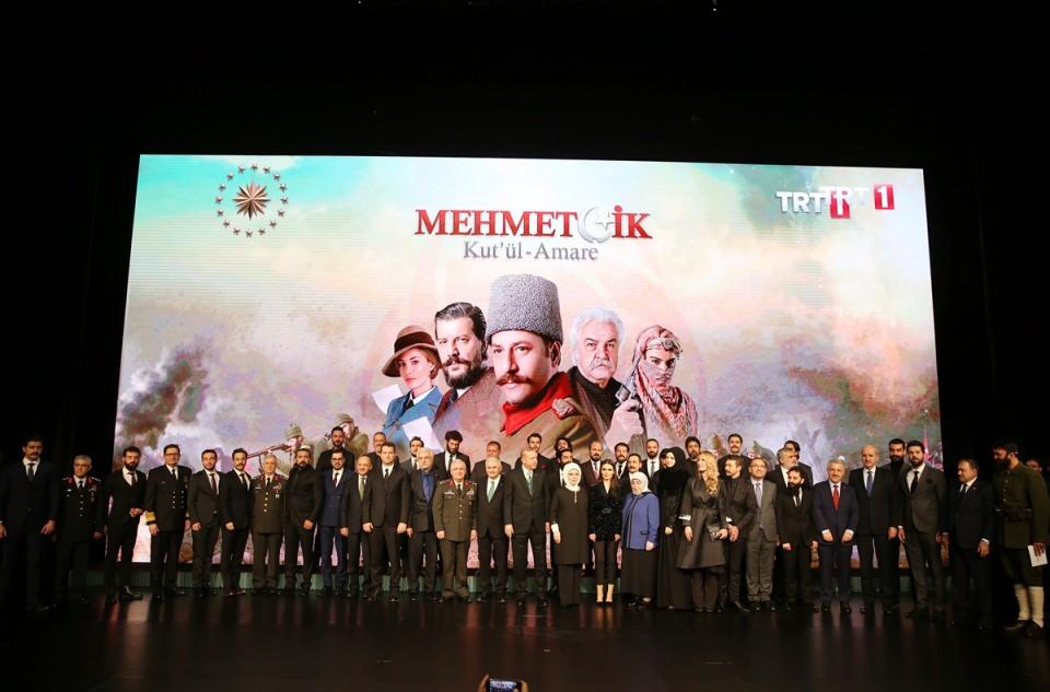 <p>Cumhurbaşkanı Erdoğan, dizinin ilk bölümünün gösteriminin ardından eşi  Emine Erdoğan, Başbakan Binali Yıldırım ve eşi Semiha Yıldırım ile dizinin  yapımcı ve oyuncularıyla hatıra fotoğrafı çektirdi.</p>

<p> </p>
