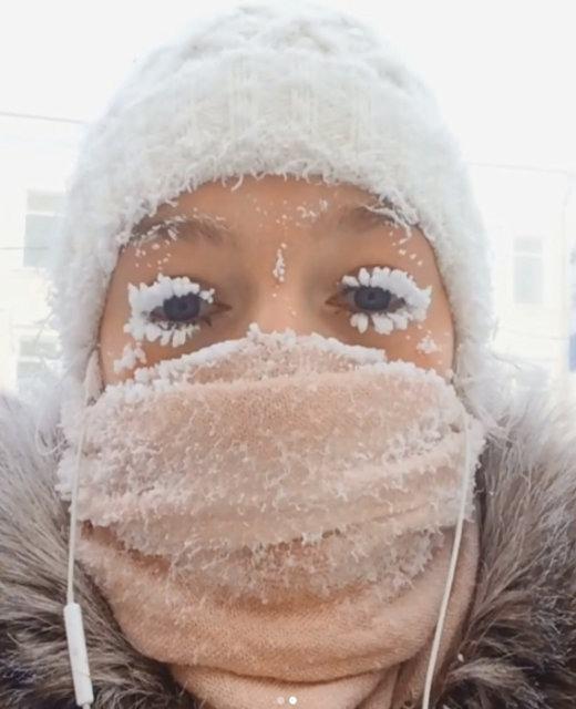 <p>Evinden işine gitmek zorunda kalan Anastasia Gruzdeva isimli bir kadın da bölgenin ne kadar soğuk olduğunu kanıtlar nitelikte bir fotoğraf paylaştı. </p>

<p> </p>

<ul>
</ul>

<ul>
</ul>
