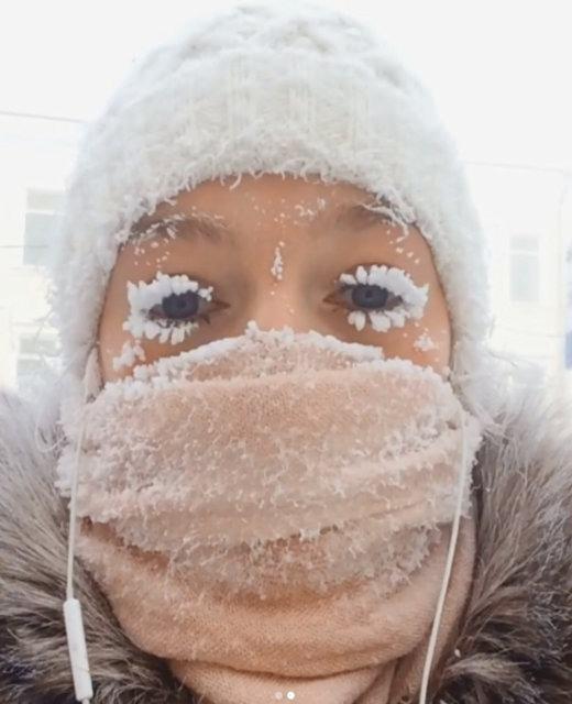 <p>Evinden işine gitmek zorunda kalan Anastasia Gruzdeva isimli bir kadın da bölgenin ne kadar soğuk olduğunu kanıtlar nitelikte bir fotoğraf paylaştı. </p>
<p> </p>
<ul>
</ul>
<ul>
</ul>