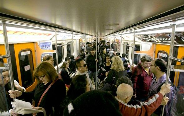 <p>Metrodaki tutamaçlar değişiyor, yurtdışında başlayan yeni uygulama yolcuları baya eğlendireceğe benziyor! İşte o müthiş değişiklik...</p>

<p> </p>
