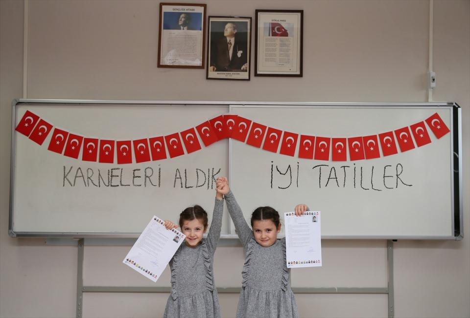 <p> Buca ilçesinde bin 44 öğrencili Makbule Süleyman Alkan Ortaokulu, ikiz öğrencilerle dikkati çekiyor. </p>
