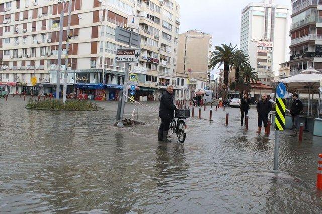 <p>Meteoroloji yetkililerden alınan bilgiye göre İzmir'de rüzgar saatte 73 kilometre hıza kadar ulaşırken yağmur de metrekareye Güzelyalı'da 9.8 kilogram metrekareye, Çiğli 5.4, Gaziemir 10.4 ve Karaburun 29.7 kilogram olarak düştü.</p>
<p> </p>
<ul>
</ul>
<ul>
</ul>