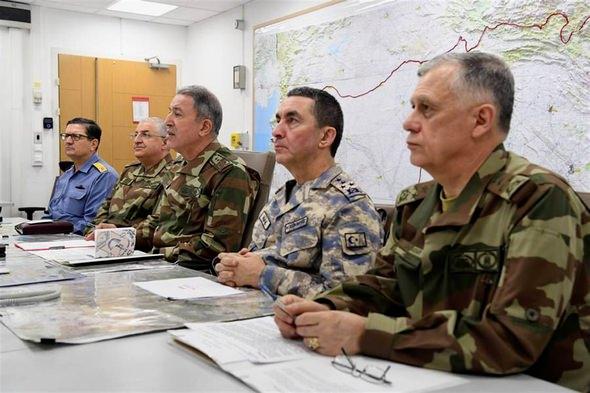 <p>"Bombardımanla birlikte Rus askerlerinin de sıcak bölgeden çekildiği gözlendi" denildi.</p>
