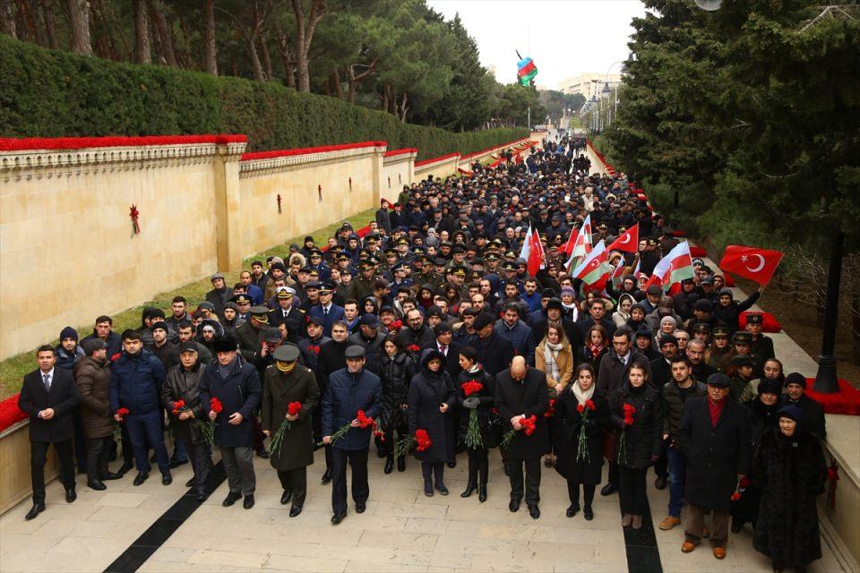 <p>Azerbaycan'da, bağımsızlık sembolüne dönüşen ve tarihe "Kanlı Ocak" olarak geçen 20 Ocak Katliamı'nın kurbanları anıldı.</p>
