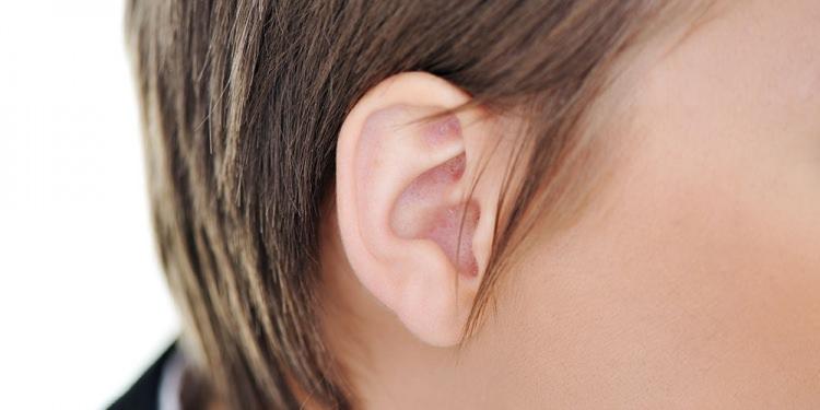 <p>Kulağın yeterince temizlenmemesinden kaynaklandığı sanılan kulak kiri, her sağlıklı kulakta görülen bir durumdur. Peki bu kulak kirinin renkleri neyi ifade ediyor?</p>
