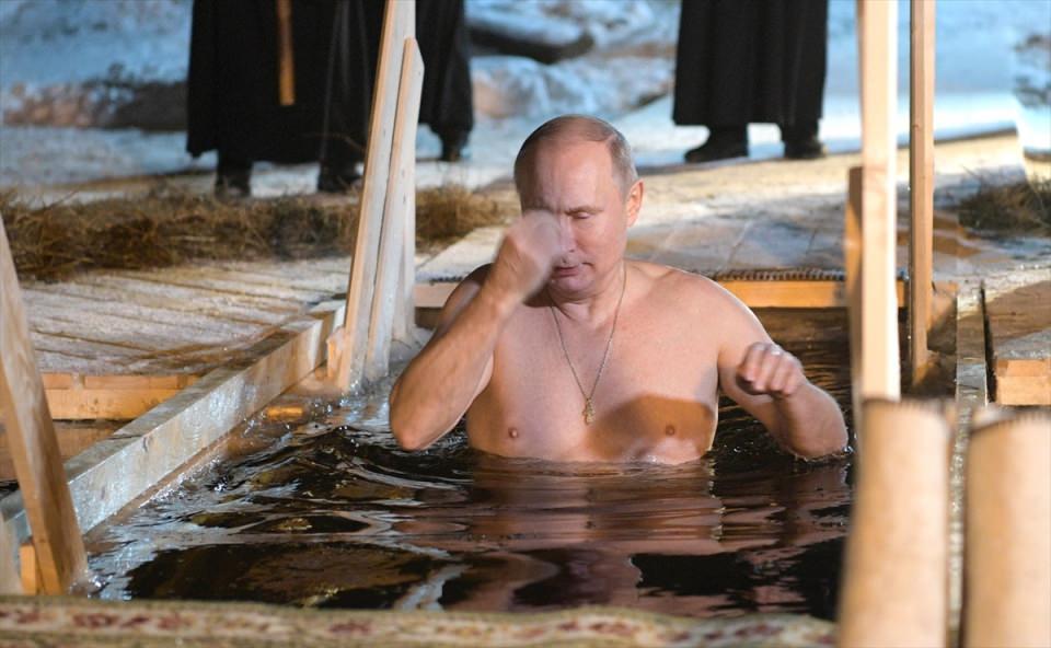 <p>Peskov, bu yıl Rusya’da ‘geleneksel’ dondurucu vaftiz soğuğu olmadığını hatırlatarak, “Bu gece göl alanındaki sıcaklık -6, -7’nin altına düşmedi” diye belirtti.</p>

<p> </p>
