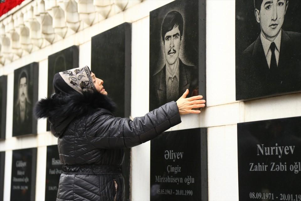 <p>Azerbaycanlılar, 1990'da yaşanan katliamda hayatını kaybedenleri anmak için Bakü Şehitler Hiyabanı'na akın etti.  </p>

<p> </p>
