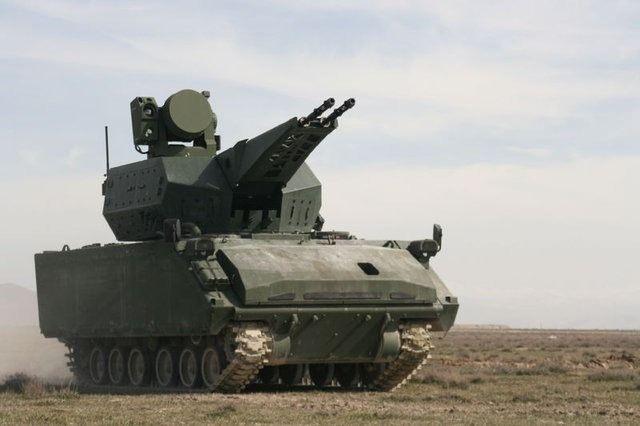 <p><strong>ÇEKİLİ TOPLARA YENİ YETENEK</strong></p>
<p>ASELSAN, 35 milimetre Çekili Top Modernizasyonu ile TSK envanterinde bulunan toplara, hava tehditlerine karşı etkinliğin istenilen düzeye çıkarılmasında önemli rol oynayan parçacıklı mühimmat atma yeteneği kazandıracak. Toplarda bulunan alt sistemler, güncel teknolojiye uygun yeni sistemlerle değiştirilecek ve ihtiyaç duyulan mekanik iyileştirmelerle etkin bir hava savunma silahı ortaya çıkarılacak.</p>