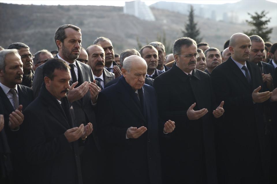 <p>Anıtta bulunan "Gökbörü Otağı"nda bir süre dinlenen ve çay içen Bahçeli'ye, Kızılcahamam Belediye Başkanı Muhittin Güney tarafından Türk bayraklı tablo ve oltu taşından yapılmış tesbih hediye edildi.</p>

<p> </p>
