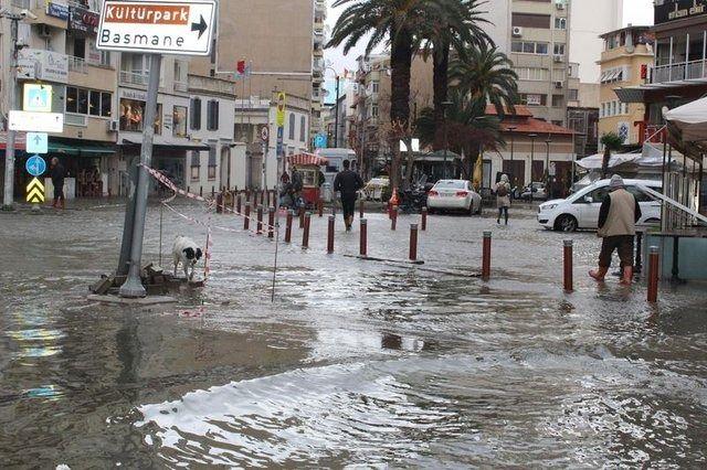 <p><strong>BELEDİYE AÇIKLAMA YAPTI</strong></p>
<p>İzmir Büyükşehir Belediyesi yaptığı yazılı açıklamada kentte denizin kabardığını, suların yükseldiğini dalga boyunun 4 metreye kadar çıktığı, rüzgarın şiddetinin de 103.3 kilometreye kadar yükseldiğini belirtti.</p>