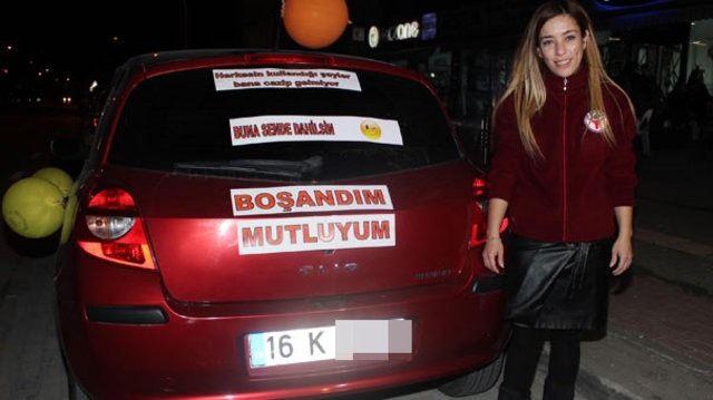 <p> Boşandığını öğrenen Tuğba Doğan, mutluluğunu balon ile süslediği otomobilinin önüne 'Boşandım mutluyum'  arkasına ise 'Herkesin kullandığı şeyler bana cazip gelmiyor. Buna sen de dahilsin. Boşandım mutluyum' yazısı yazdırıp şehir turu yaparak kutladı.</p>

<p> </p>

<ul>
</ul>

<ul>
</ul>
