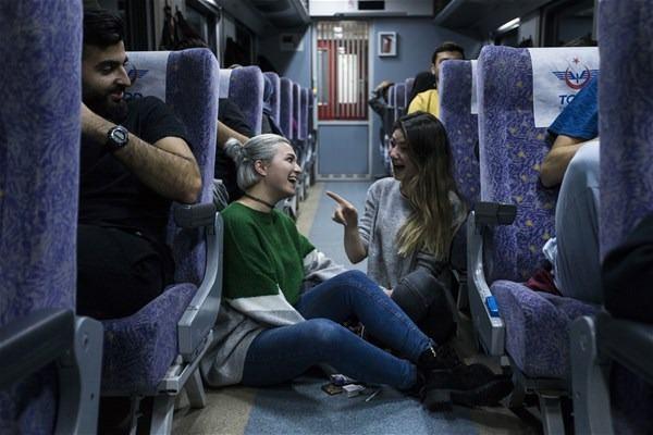 <p>Yerli ve yabancı turistler, biletleri günler öncesinden satışa çıkan trende yer bulmakta zorlanıyor. Uçak ve otobüse göre daha uygun maliyetle yolculuk yapma imkanı bulan yolcular, tren seferi sırasında eşsiz manzaralara da şahitlik etmenin ayrıcalığını yaşıyor. </p>
