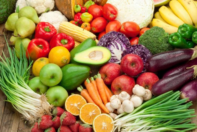 <p><strong>Çiğ besin diyeti</strong></p>

<p>Sağlıksız abur cuburlar yerine sebze ve meyve tüketmeniz konusunda hem fikir olan diyetisyenler, yiyeceklerin pişirilmesi konusunda farklı düşünüyorlar. Çünkü pişen yemeklerin içerisindeki besin değerlerinin öldüğünü düşünen diyetisyenler, pişirilen yiyeceklerin zararlı olduğunu savunuyor. Fakat sebzeleri pişirmenin zararlı bakterilerin öldürülmesini sağladığı da bir gerçek.</p>
