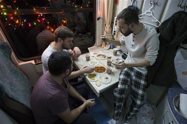 <p>Her yaştan insanın seyahat ettiği Doğu Ekspresi'nde yolcular, yanlarında getirdikleri yiyecekleri birbirleriyle paylaşıyor, düzenledikleri etkinliklerle eğlencenin tadını çıkarıyor.</p>
