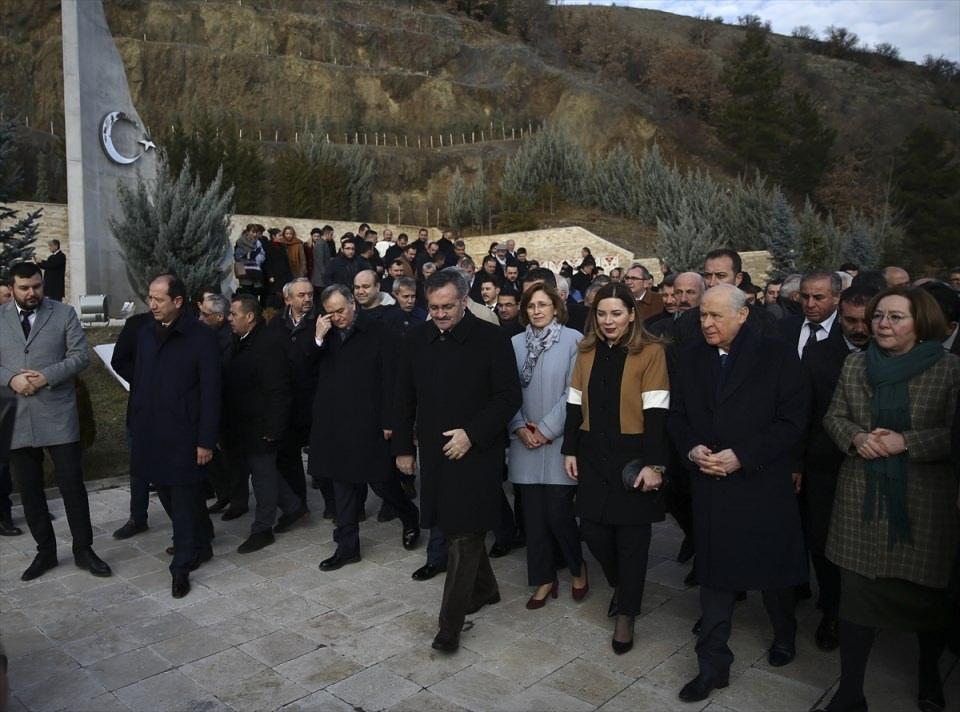 <p>MHP'nin iki gün sürecek kampı için Kızılcahamam ilçesine gelen Genel Başkan Devlet Bahçeli, Ülkücü Şehitler Anıtı'nı ziyaret etti.  </p>
