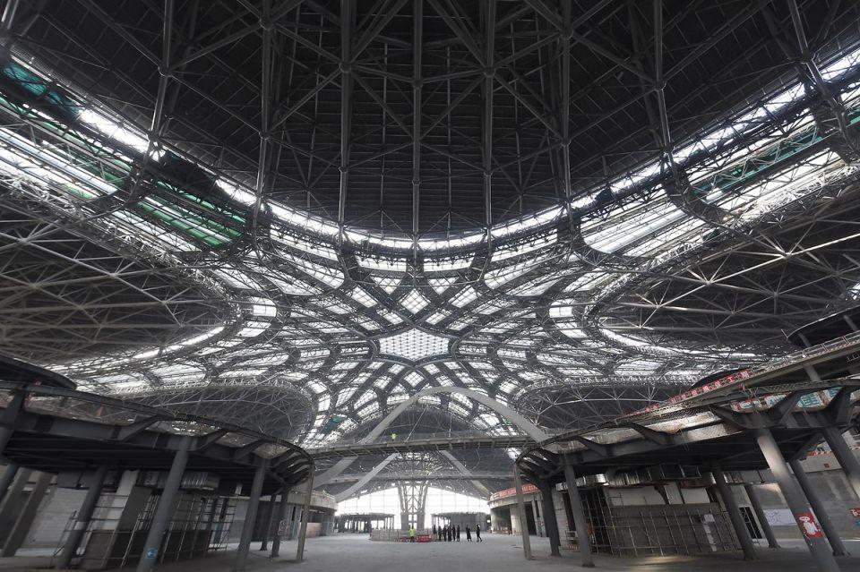 <p>Çin'in başkenti Pekin'de Daxing'e yapılan yeni havalimanı 2019'da açıldığında 100 milyon yolcu kapasitesiyle Dünyanın en büyük havalimanı ünvanına sahip olacak.</p>

