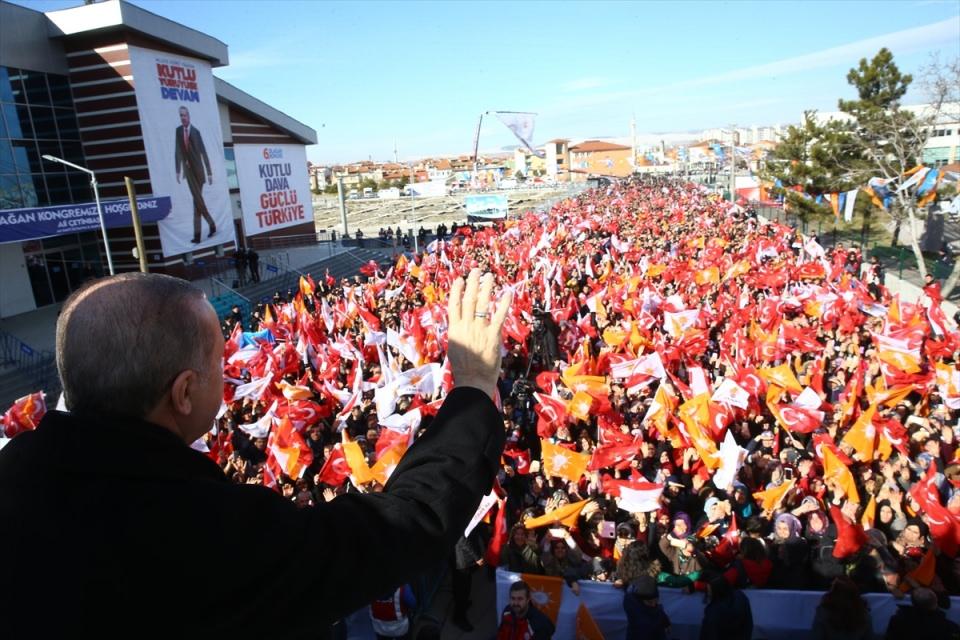 <p>Cumhurbaşkanı ve AK Parti Genel Başkanı Recep Tayyip Erdoğan, partisinin Kütahya 6'ncı Olağan Kongresi öncesinde Kütahya Yeni Spor Salonu önünde vatandaşlara hitap etti.</p>

<p> </p>
