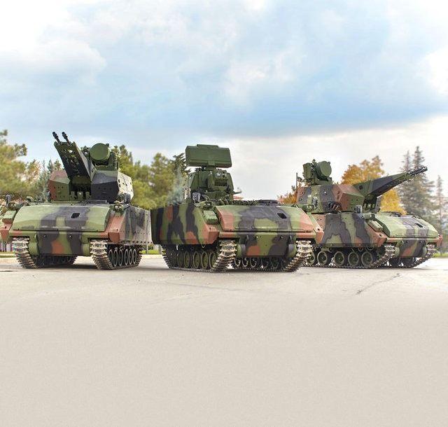 <p><strong>FÜZE SİSTEMLERİNDE MİLLİ ÇÖZÜM ARAYIŞLARI</strong></p>

<p>Öte yandan, HİSAR-A ve HİSAR-O füze sistemlerinin devam eden geliştirme çalışmalarının başarıyla tamamlanmasıyla hava savunma şemsiyesinin önemli iki katmanında daha milli çözümler üretilmiş olacak. Bunların yanı sıra uzun menzilli bölge hava ve füze savunmasına yönelik Türk savunma sanayisinde özgün ve milli bir çözümün üretilmesi için çalışmalar sürüyor.</p>
