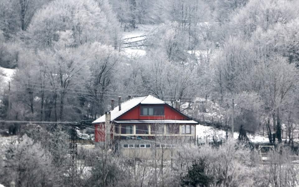 <p>Kentte kar yağışı, dün gece D-100 karayolunun Bolu Dağı geçişi ile Topuk Yaylası, Güzeldere Şelalesi, Kardüz ve Samandere gibi şehrin yüksek kesimlerinde etkili oldu.</p>