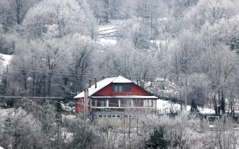 <p>Kentte kar yağışı, dün gece D-100 karayolunun Bolu Dağı geçişi ile Topuk Yaylası, Güzeldere Şelalesi, Kardüz ve Samandere gibi şehrin yüksek kesimlerinde etkili oldu.</p>
