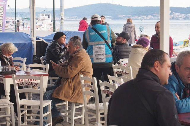 <p>17 yıldır Ayvalık’ın Cunda Adası’nda dolaşarak piyango bileti satan Resul Halis, ‘Akrabalarınızı bulamıyor musunuz Müge Anlı’yı meşgul etmeyiniz. Resul’den bir bilet alın, akrabalarınız sizi bulsun’ yazılı bir kağıdı üzerine giydiği Milli Piyango yeleğinin arkasına yapıştırdı.</p>

<p> </p>

<ul>
</ul>

<ul>
</ul>
