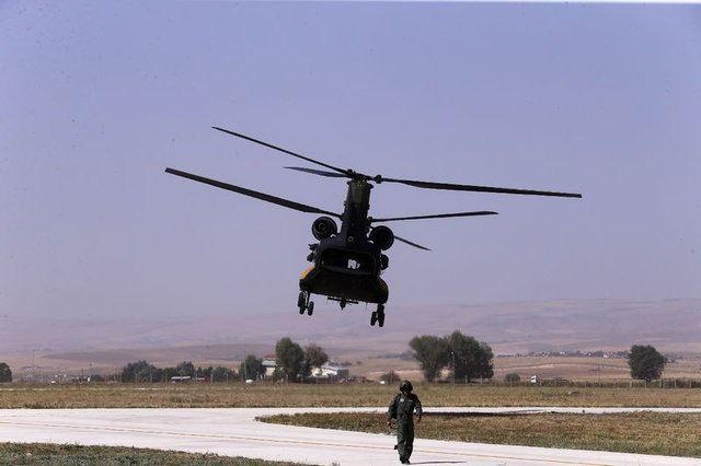 <p>Helikopterin, sahip olduğu koltuk düzeniyle tam teçhizatlı 33 askeri veya sedyeyle 24 yaralıyı taşıyabiliyor. Helikopterin üç yük kancasıyla yaklaşık 8 ton yükü gövde altında harici olarak nakledebiliyor.</p>

<p> </p>

<ul>
</ul>

<ul>
</ul>
