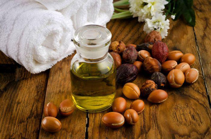 <p><span style="color:#800080"><strong>ARGAN YAĞI SAÇA NASIL UYGULANIR?</strong></span></p>
<p><span style="color:#000080">Argan yağı saça uygulamadan önce mutlaka saçınızın temiz olması gerekir.</span></p>
<p><span style="color:#000080"><strong>1. YÖNTEM</strong></span></p>
<p><span style="color:#000080">Kafa derinize argan yağı ile 5 dakika boyunca masaj yapın. Daha sonra ılık havlu ile saçınızı sarıp 30 dakika boyunca bekletin. Saçınızı bitkisel bir şampuan ile durulayabilirsiniz.</span></p>