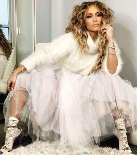 <p> Rihanna ve Jennifer Lopez'in sık sık tercih ettiği Gucci çoraplardan aldı. </p>
