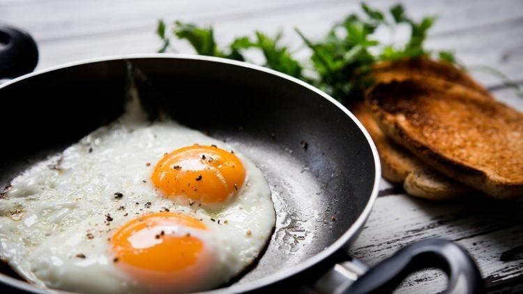 <p>Yeni bir döküm tava aldığınızda asla pişirmemeniz gereken gıdalardan biri yumurtadır. Çünkü yumurta çok çabuk yanabilir ve tavada iz çıkmasına neden olabilir.</p>
