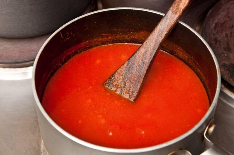 <p> Demir döküm tavalarda pişirmesi en tehlike olan yiyecek domates sosudur. Bunun nedeni ise şu şekilde açıklanabilir:<br />
<br />
Domates asit içeren bir sebzedir. Domates sosunu pişirmeye başladığınızda tavadaki metallerle domatesin içinde bulunan asit birbiri ile etkileşime girerler. Bu sizin zehirlenmenize neden olabilir. </p>
