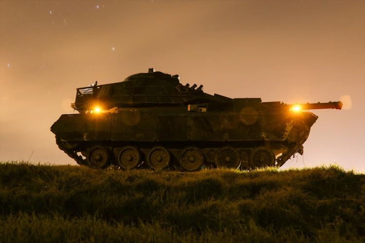 <p><span style="color:#FFD700"><strong>FRANKFURTER ALLGEMEİNE ZEİTUNG</strong></span></p>
<p>Almanya'nın en çok okunan gazetelerinden biri olan Frankfurter Allgemeine Zeitung ise "Operasyon Zeytindalı" üst başlığıyla verdiği haberini "Türkiye Kürtlere karşı askeri harekat başlattı" başlığıyla verdi.</p>