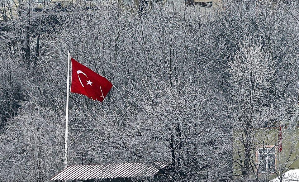 <p>Bolu Dağı'nın Düzce kesiminde kar yağışının ardından güzel manzaralar oluştu. Dağları kaplayan beyaz örtü, drone ile havadan görüntülendi.</p>