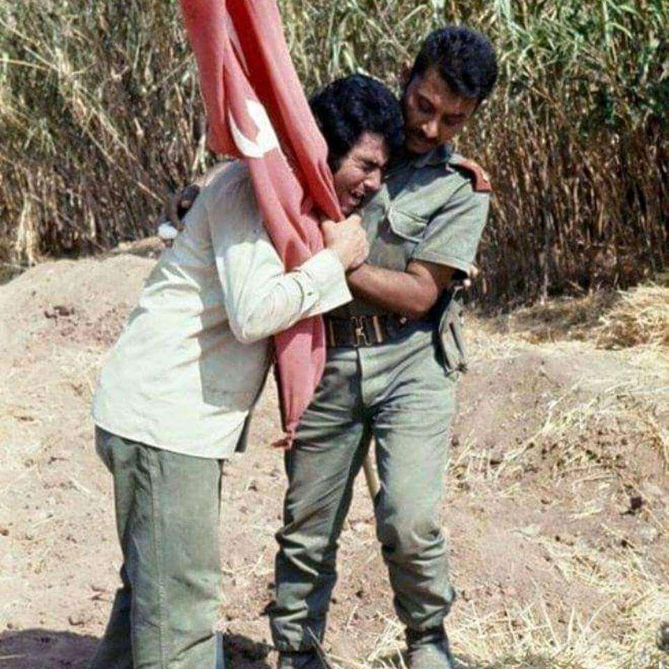 <p>Türk bayrağını ve Türk askerini görünce mutluluktan ağlayan Kıbrıs Türk'ü (Kıbrıs Barış Harekâtı)</p>

<p> </p>
