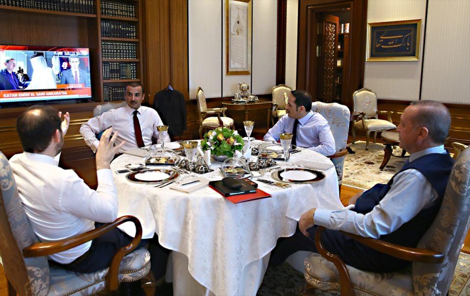 <p>Külliye'deki görüşmenin yapıldığı haber Cumhurbaşkanı Erdoğan'ı ve masadaki diğer misafirleri gülümsetti.</p>

<p> </p>
