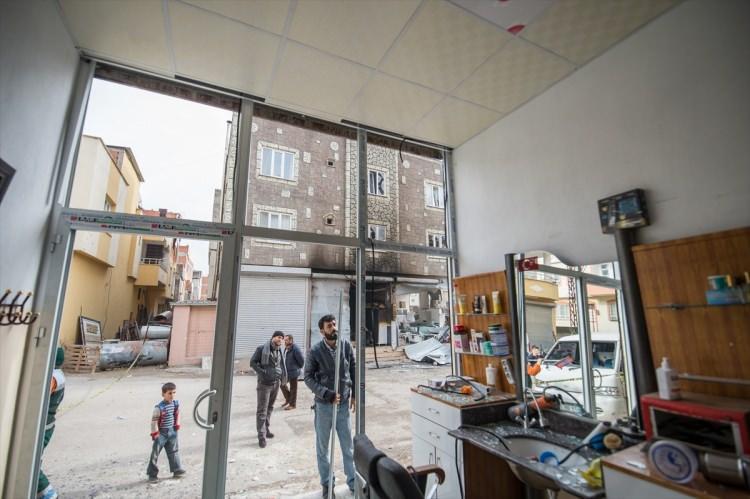 <p>Roketlerin neden olduğu tahribat günün aydınlanmasıyla ortaya çıktı. 4 roket düşmesine rağmen onlarca ev, iş yeri ve araçta hasar meydana gelirken, sabah vatandaşlar ev ve iş yerlerinde temizlik yapmaya başladı.</p>
<p> </p>