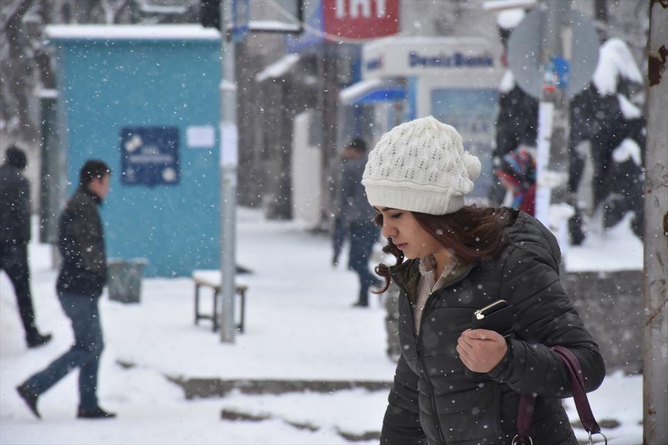 <p>Doğu Anadolu Bölgesi'nde etkili olan kar yağışı ile olumsuz hava koşulları nedeniyle 500 köy ve mahalle yoluna ulaşım sağlanamıyor.</p>
