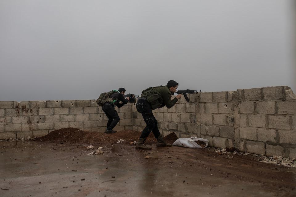 <p>Cerablus ile Azez arasındaki bölgeye huzuru getiren Fırat Kalkanı Harekatı’nda Türkiye tarafından desteklenen Özgür Suriye Ordusu bünyesindeki silahlı gruplar da Afrin’e yönelik operasyona hazır olduklarının mesajını veriyor. </p>

<p> </p>
