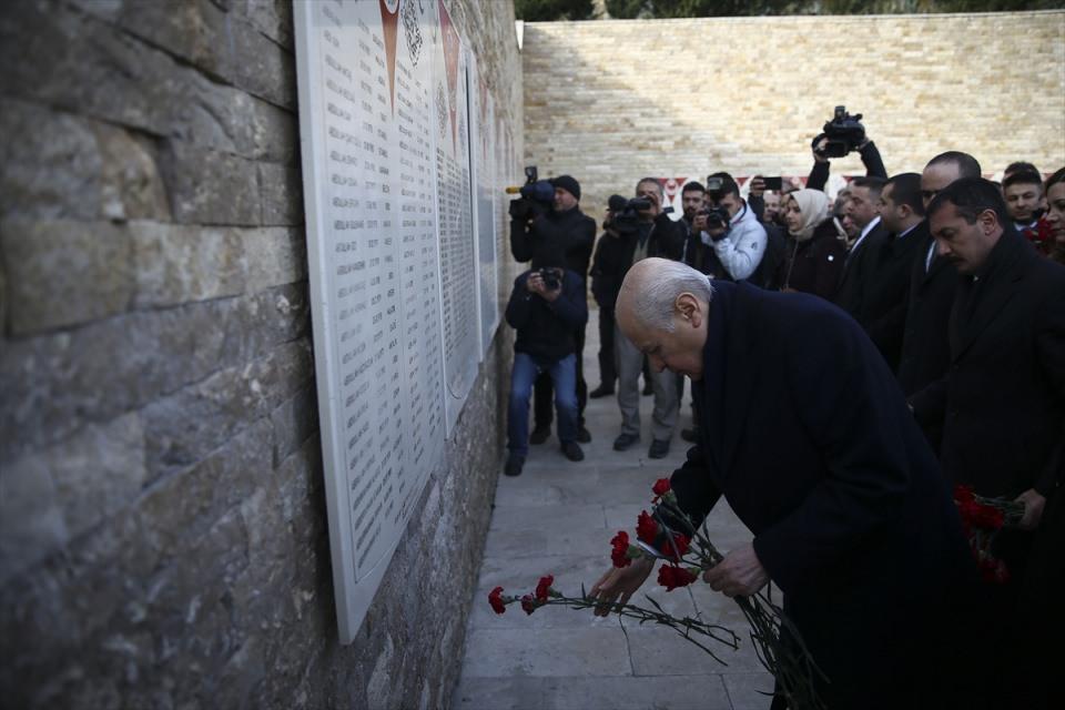 <p><strong>Ülkücü Şehitler Anıtı'nı ziyaret</strong></p>
<p>Toplantılara katılmak üzere ilçeye gelen Genel Başkan Bahçeli, otele gitmeden önce Ülkücü Şehitler Anıtı'nı ziyaret etti. Bahçeli ve beraberindekiler, Kur'an-ı Kerim tilavetinin ardından dua ederek şehit isimlerinin yazılı olduğu alana karanfil bıraktı.</p>