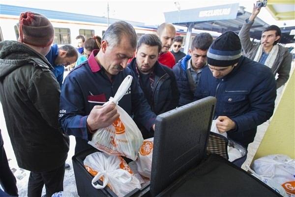 <p>Yolcular, Erzurum'a yaklaşırken sipariş ettikleri cağ kebaplarını, Erzurum Gar'daki 10 dakikalık duruş süresi içerisinde satın alıyor. </p>